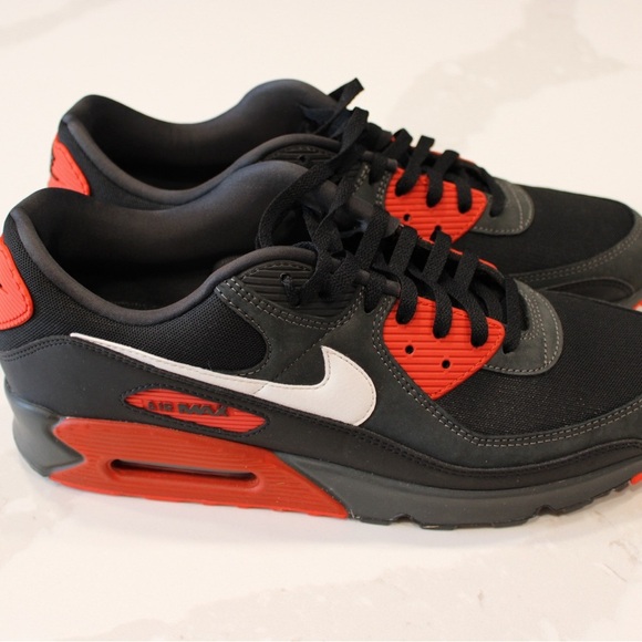 Nike Air Max Sneakers Black and Red - Picture 2 of 5